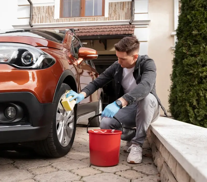 Lavage auto à domicile Muron : professionnel intervenant sur un véhicule